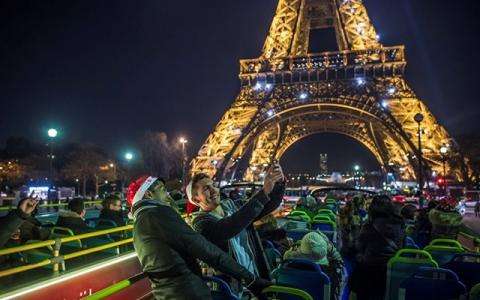 Les illuminations de Noël en bus découvert à PARIS